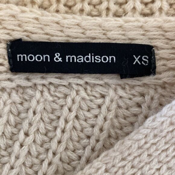 Moon&Madison V Neck V Back Cropped Knit Cable Cardigan - Picture 4 of 5